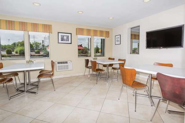  - Super 8 Motel Montrose