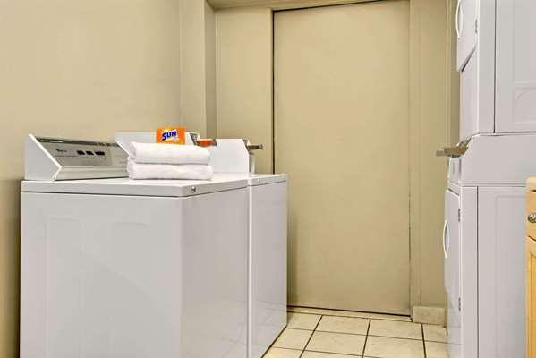  - Super 8 Hotel Stamford - I-95, Exit 6