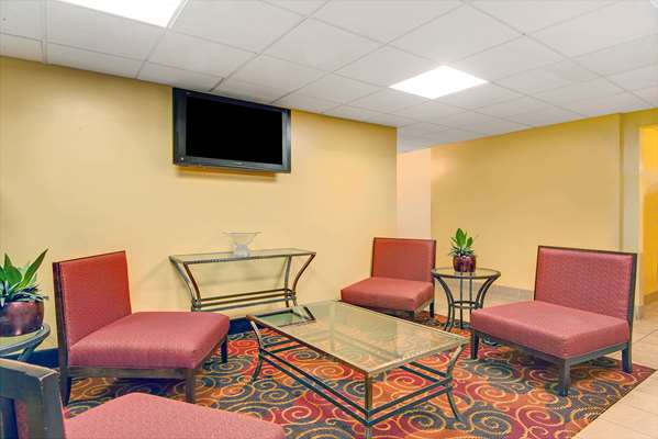  - Super 8 Hotel Stamford - I-95, Exit 6