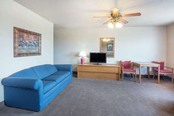 Suite - Super 8 Hotel Abilene - I-70, Exit 275