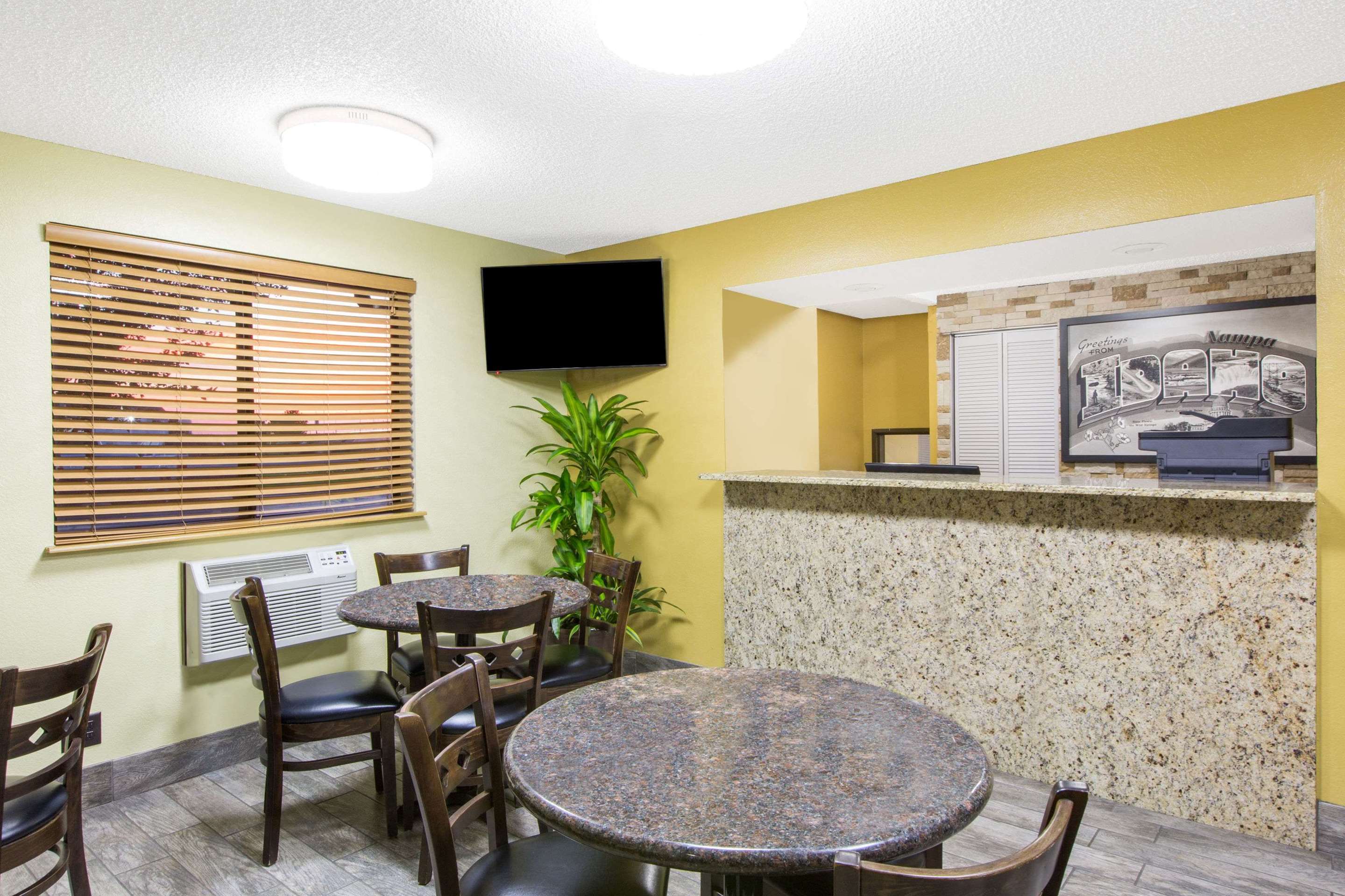 Lobby | Super 8 by Wyndham Nampa