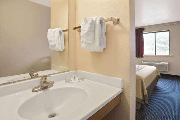 - Super 8 Hotel West Albuquerque - I-40, Exit 155