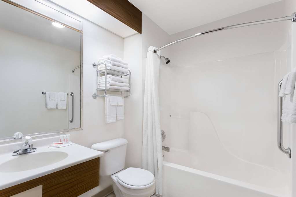 SUPER 8 ANTIGO-guestroom-Guest Room,Bathroom,On-Site.jpg