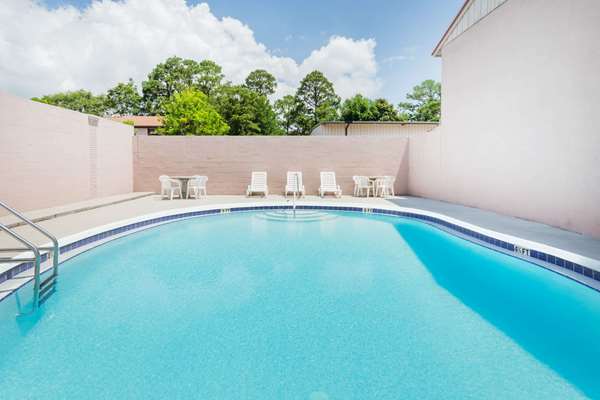 Pool - Super 8 Motel Fort Walton Beach