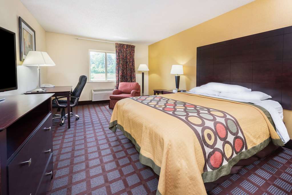 SUPER 8 BY WYNDHAM BLOOMINGTON-guestroom-Guest Room,On-Site.jpg