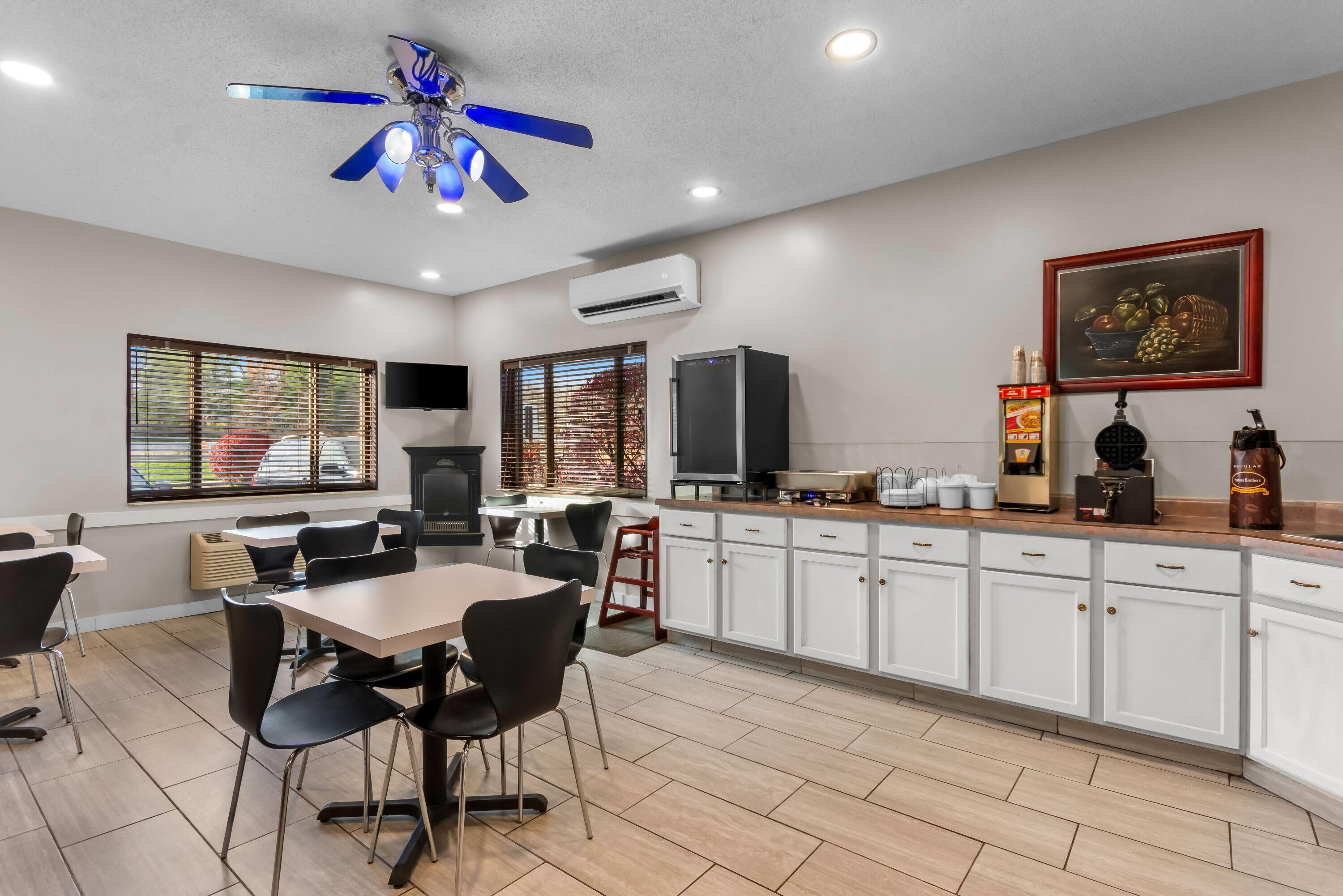 Breakfast Area | Super 8 by Wyndham Bloomington