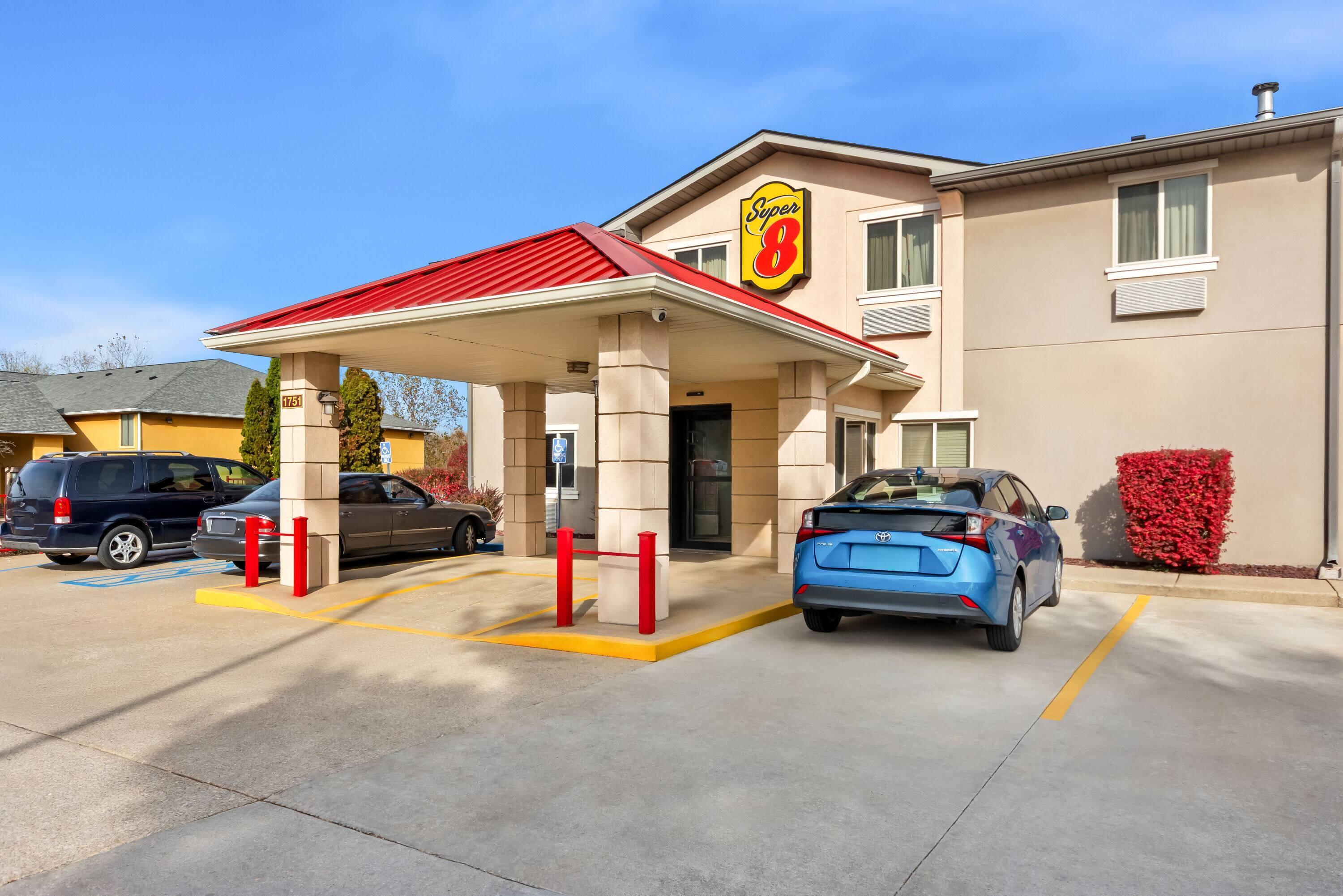 Exterior | Super 8 by Wyndham Bloomington