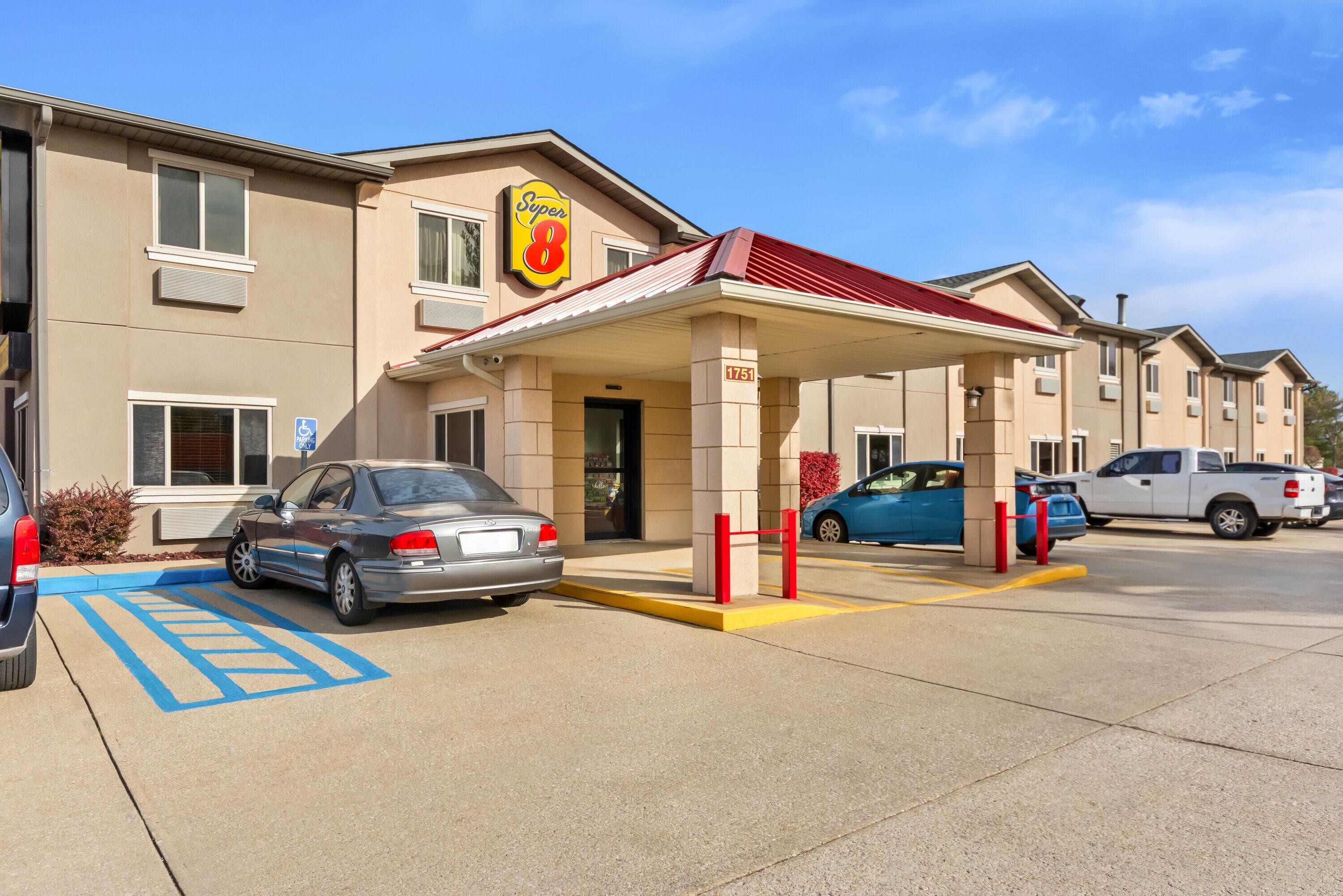 Exterior | Super 8 by Wyndham Bloomington