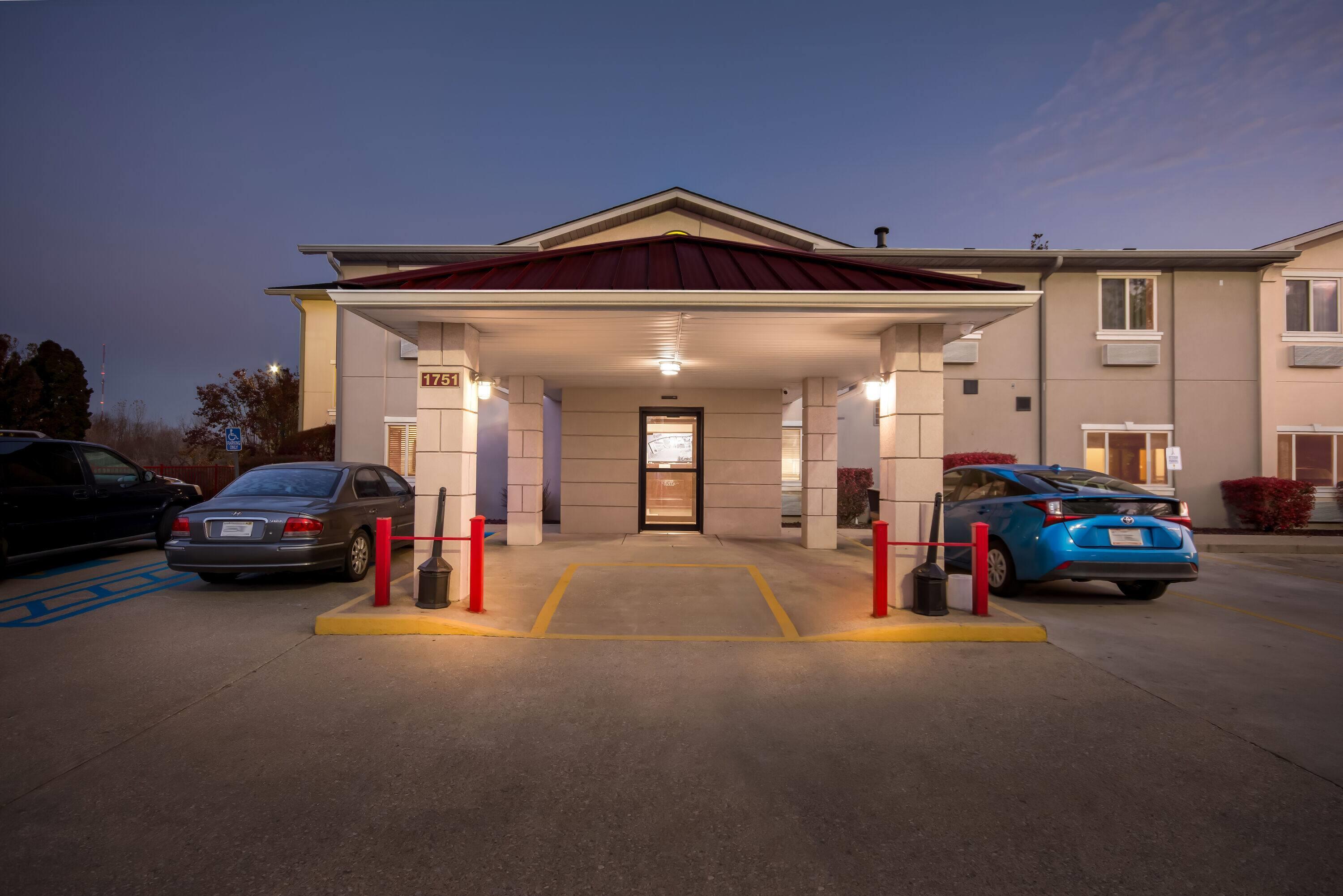 Exterior | Super 8 by Wyndham Bloomington
