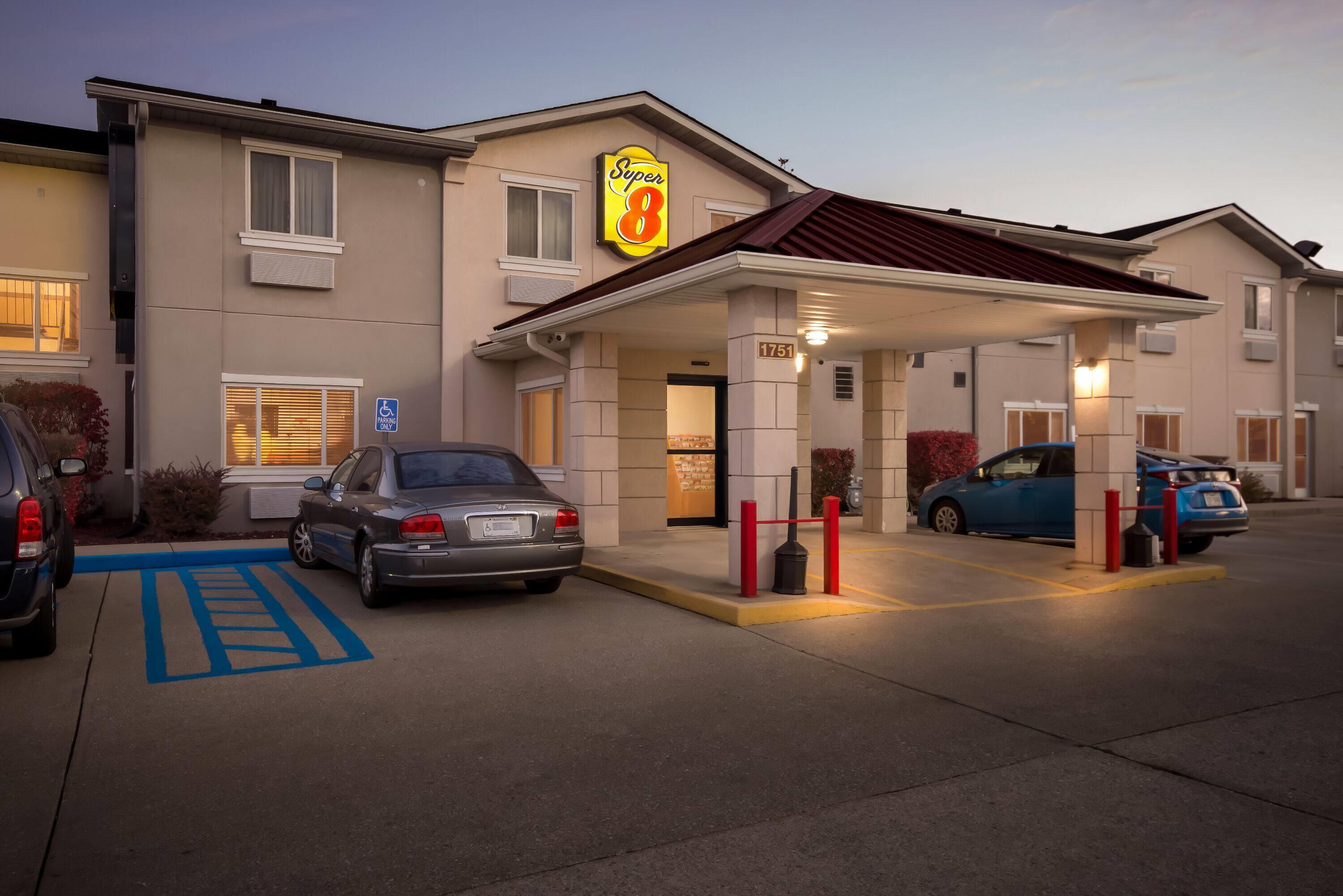Exterior | Super 8 by Wyndham Bloomington