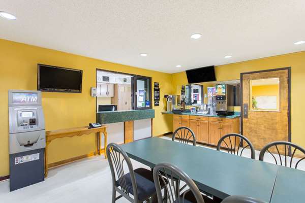  - Super 8 Hotel Coliseum Greensboro - I-40, Exit 217