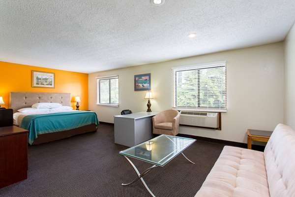 Suite - Super 8 Hotel Coliseum Greensboro - I-40, Exit 217