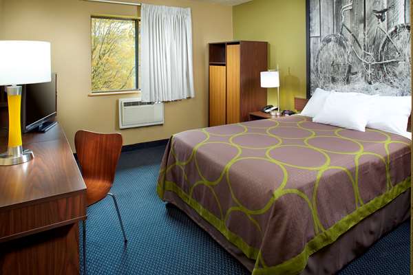  - Super 8 Hotel St Clairsville - I-70, Exit 218