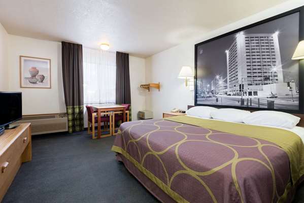  - Super 8 Hotel Bernalillo - I-25, Exit 242