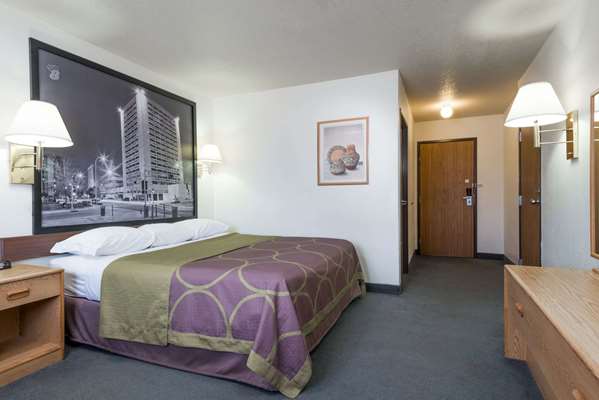  - Super 8 Hotel Bernalillo - I-25, Exit 242