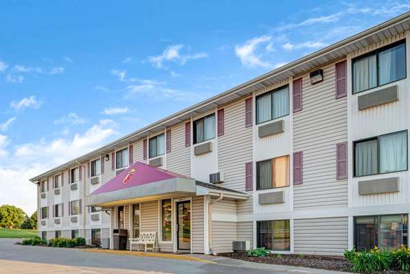 Exterior view - Super 8 Hotel West Omaha - I-80, Exit 445
