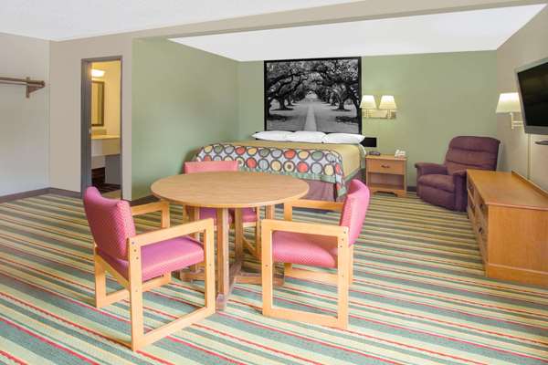 Suite - Super 8 Motel Champaign - I-74, Exit 182