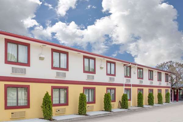 Exterior view - Super 8 Motel Champaign - I-74, Exit 182