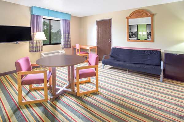Suite - Super 8 Motel Champaign - I-74, Exit 182