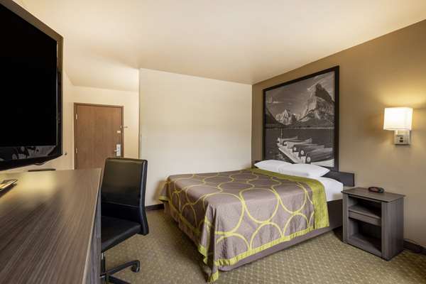 - Super 8 Hotel Butte - I-15 & I-90, Exit 127