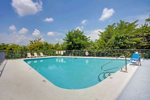 Pool - Super 8 Hotel Downtown Opryland Nashville - I-65, Exit 90