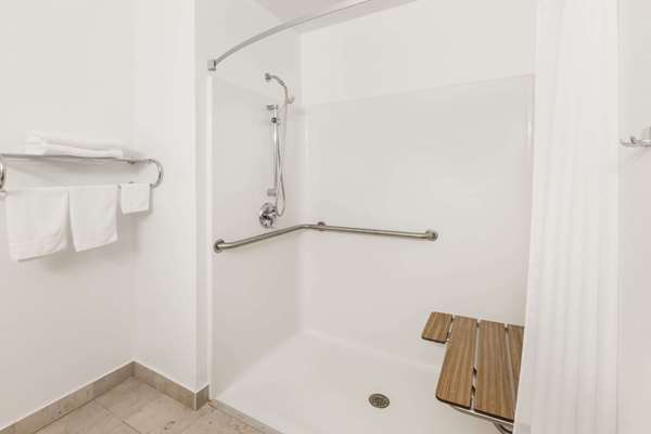  - Super 8 Motel Ionia