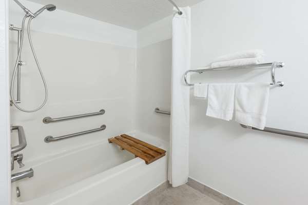  - Super 8 Motel Ionia