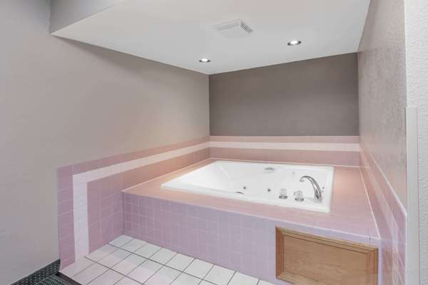  - Super 8 Motel Ionia