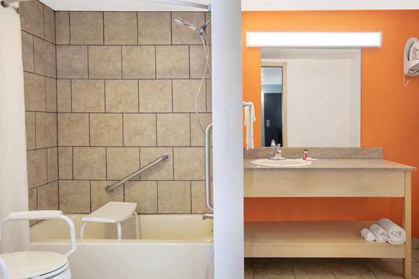  - Super 8 Motel Moore - I-35, Exit 118