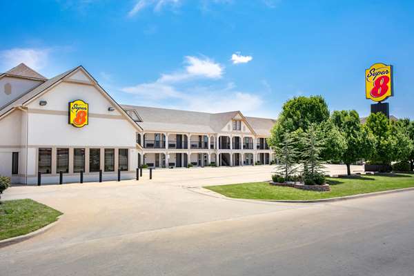 Exterior view - Super 8 Motel Moore - I-35, Exit 118