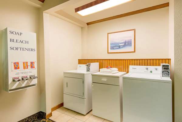  - Super 8 Hotel Austintown - I-80, Exit 223