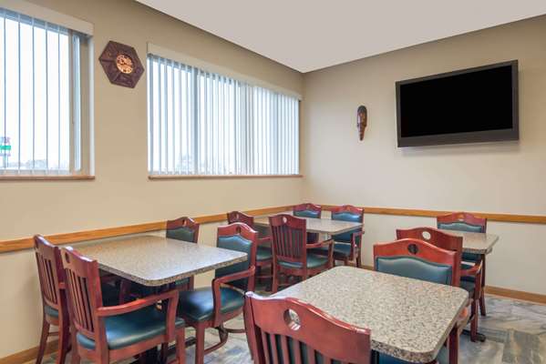  - Super 8 Hotel Austintown - I-80, Exit 223
