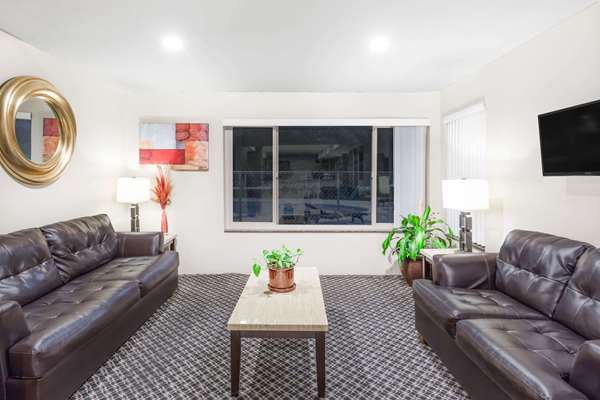  - Super 8 Hotel Redding - I-5, Exit 675