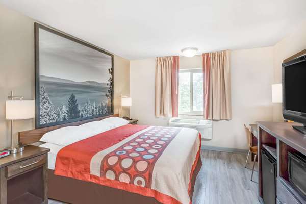  - Super 8 Hotel Redding - I-5, Exit 675