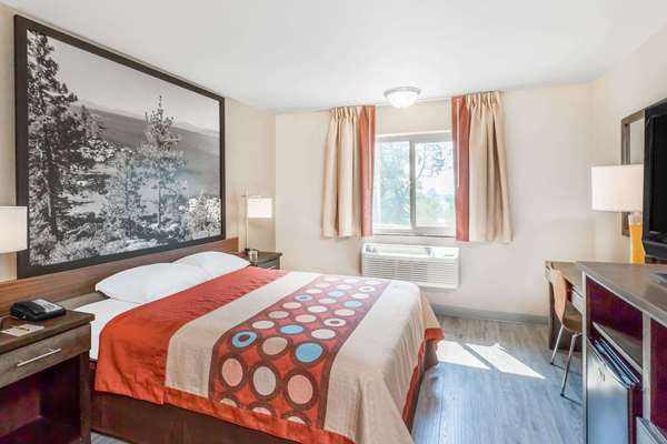  - Super 8 Hotel Redding - I-5, Exit 675