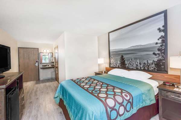  - Super 8 Hotel Redding - I-5, Exit 675