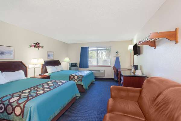 Suite - Super 8 Hotel Selma - CA 99, Exit 118