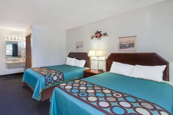Suite - Super 8 Hotel Selma - CA 99, Exit 118
