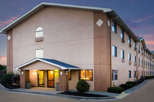 On-Site,Outdoor/Exterior,Dusk/Sunset,Exterior View of Building