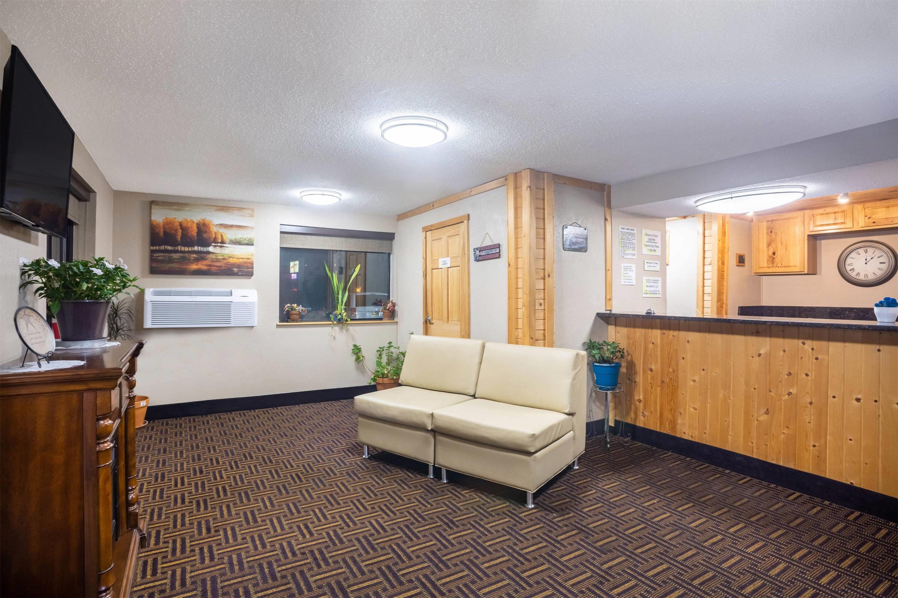 Lobby | Super 8 by Wyndham Elkins
