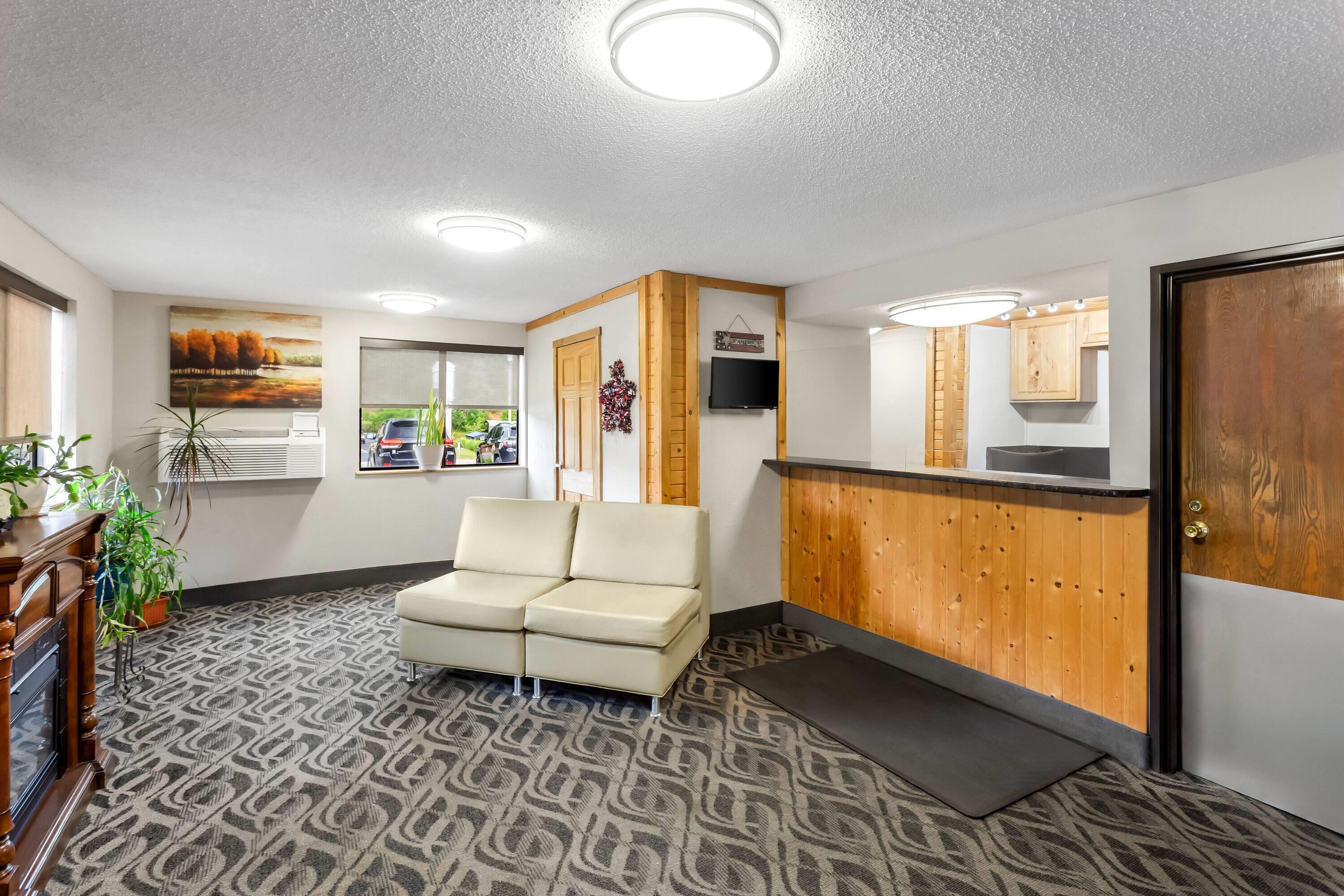 Lobby | Super 8 by Wyndham Elkins