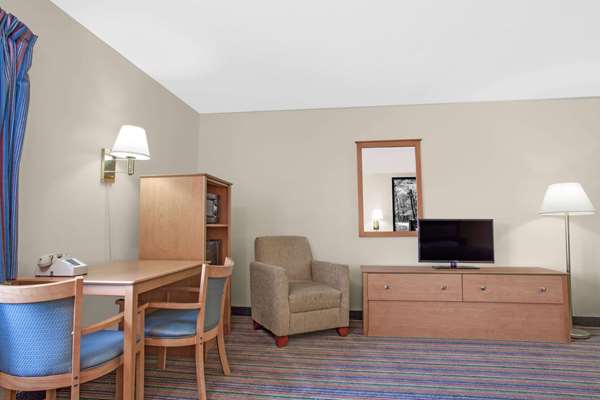 Suite - Super 8 Hotel East Evansville