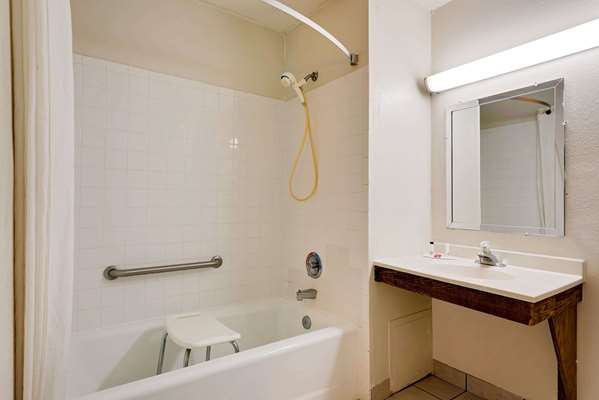  - Super 8 Hotel Martinsburg - I-81, Exit 16