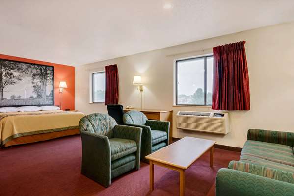 Suite - Super 8 Hotel Martinsburg - I-81, Exit 16