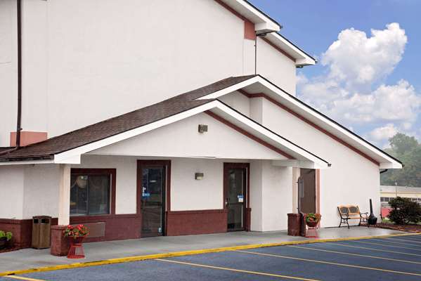 Exterior view - Super 8 Hotel Martinsburg - I-81, Exit 16