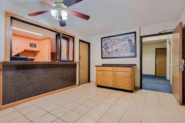  - Super 8 Hotel Martinsburg - I-81, Exit 16