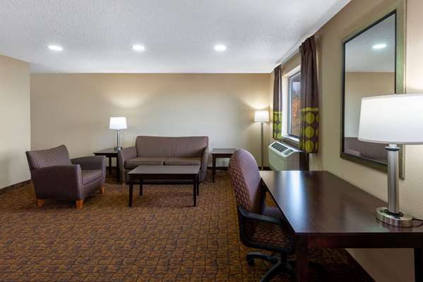 Suite - Super 8 Hotel Summersville