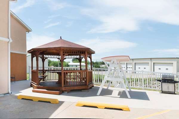  - Super 8 Motel Emporia