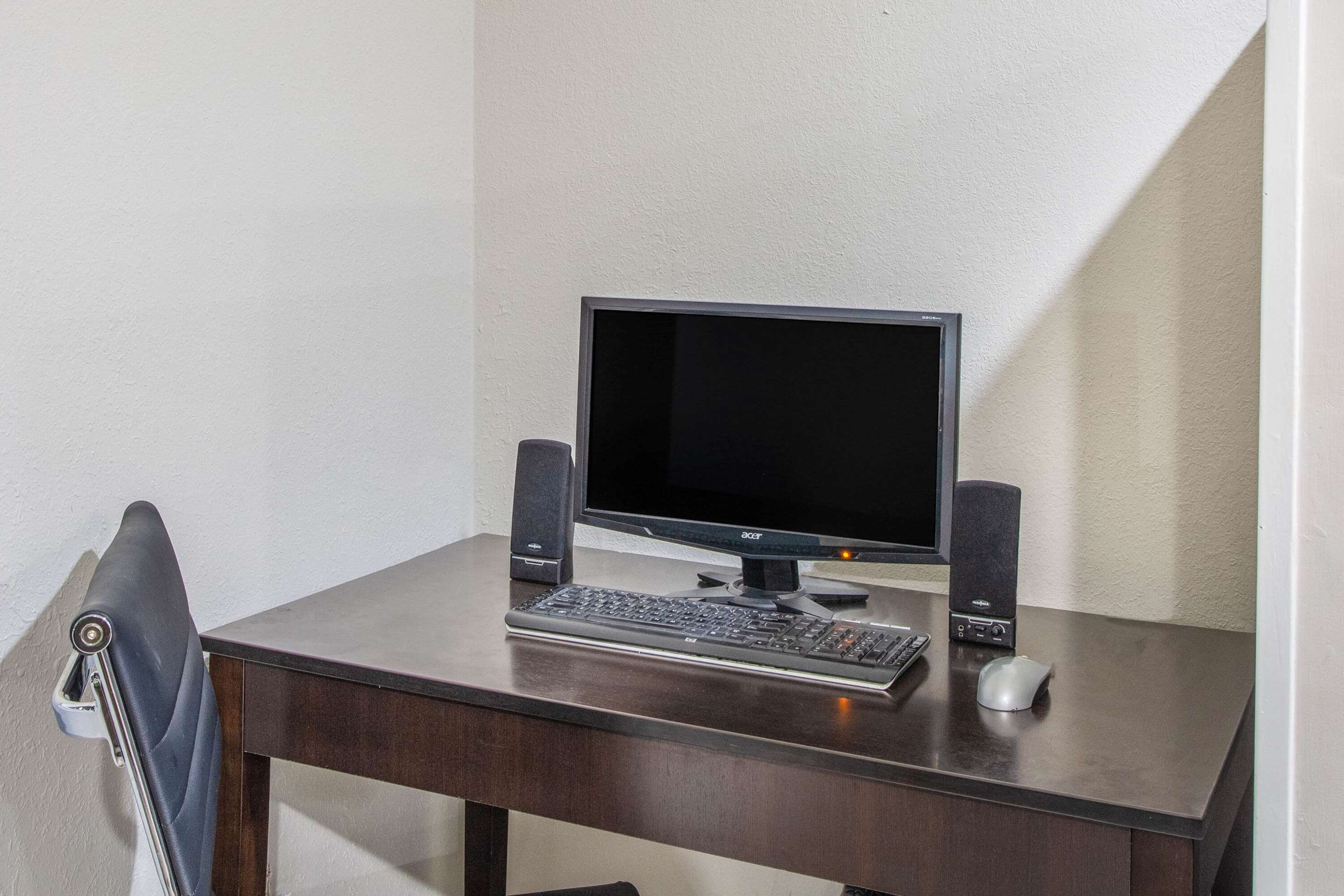 Business Center | Super 8 by Wyndham Florence