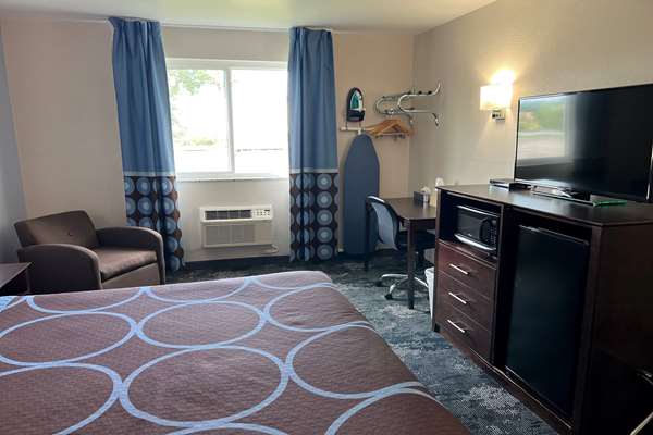  - Super 8 Hotel Columbus - I-65, Exit 68